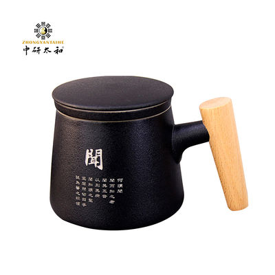 La manija de madera de cerámica heló la taza de té retra con el separador