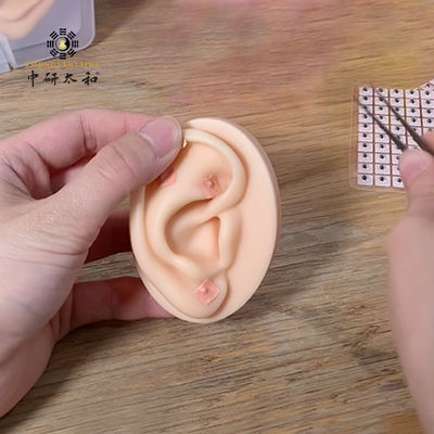 Consulte a un profesional de la salud antes de colocar un parche solo en el punto auricular externo con advertencias